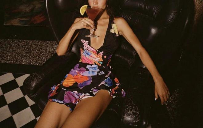 格！春夏针织女装印花图案流行趋势全解析AG旗舰厅网站入口盘点丨13种另类风(图8)