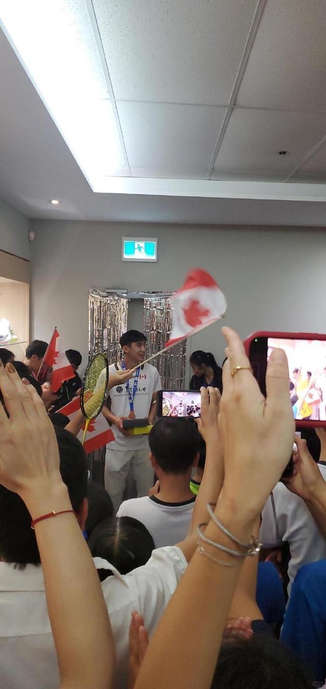 浩俊回国受隆重欢迎 网友：系老广无疑了！AG旗舰厅网站首页切乳猪！世锦赛季军赖(图2)